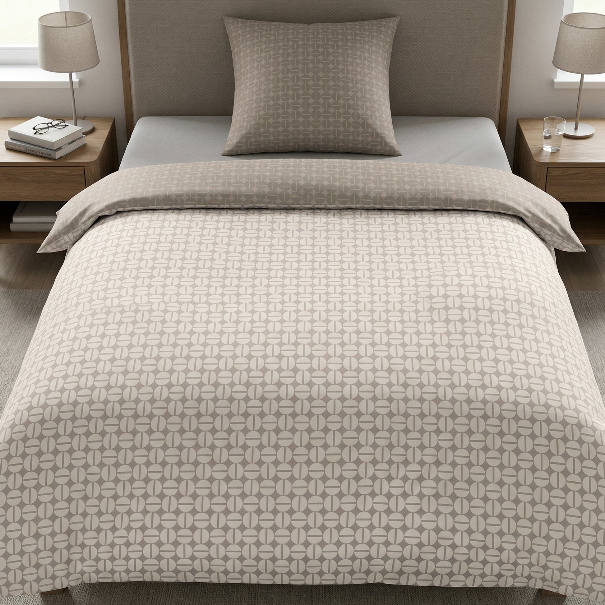 Beige Bettwäsche mit grafischem Muster auf modernem Bett.