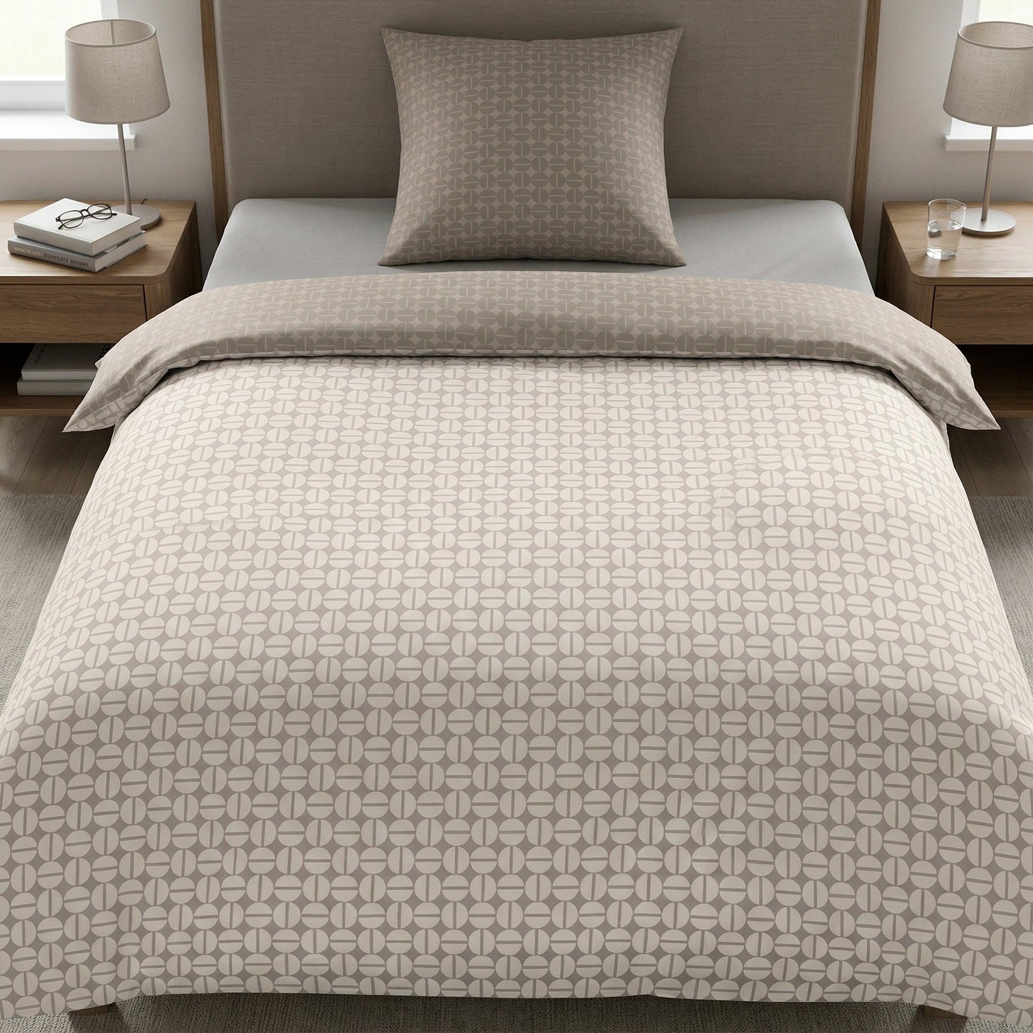 Beige Bettwäsche mit grafischem Muster auf modernem Bett.