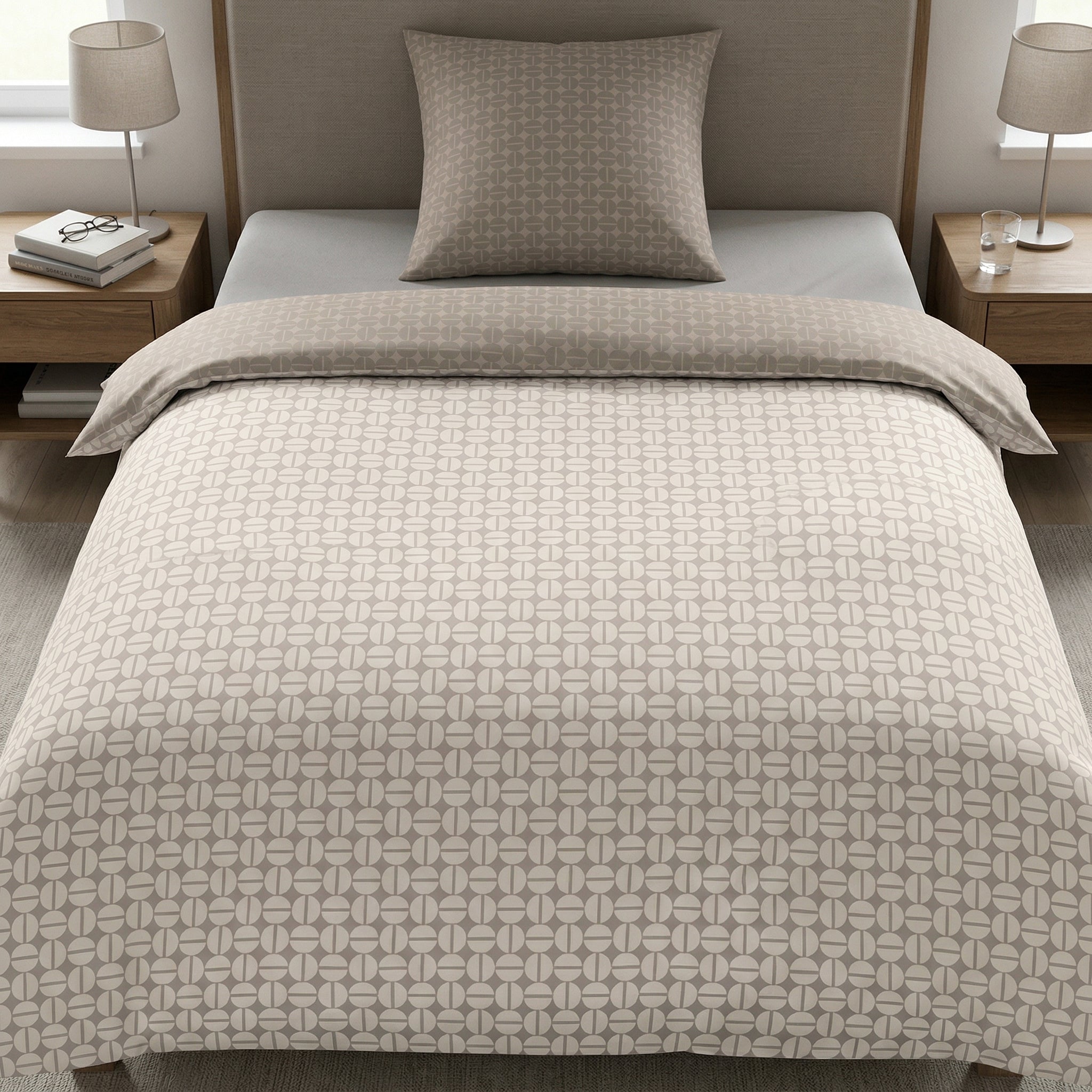 Beige Bettwäsche mit grafischem Muster auf modernem Bett.