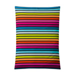 Bunte Bettwäsche mit horizontalen Streifen in Pink, Blau und Orange.