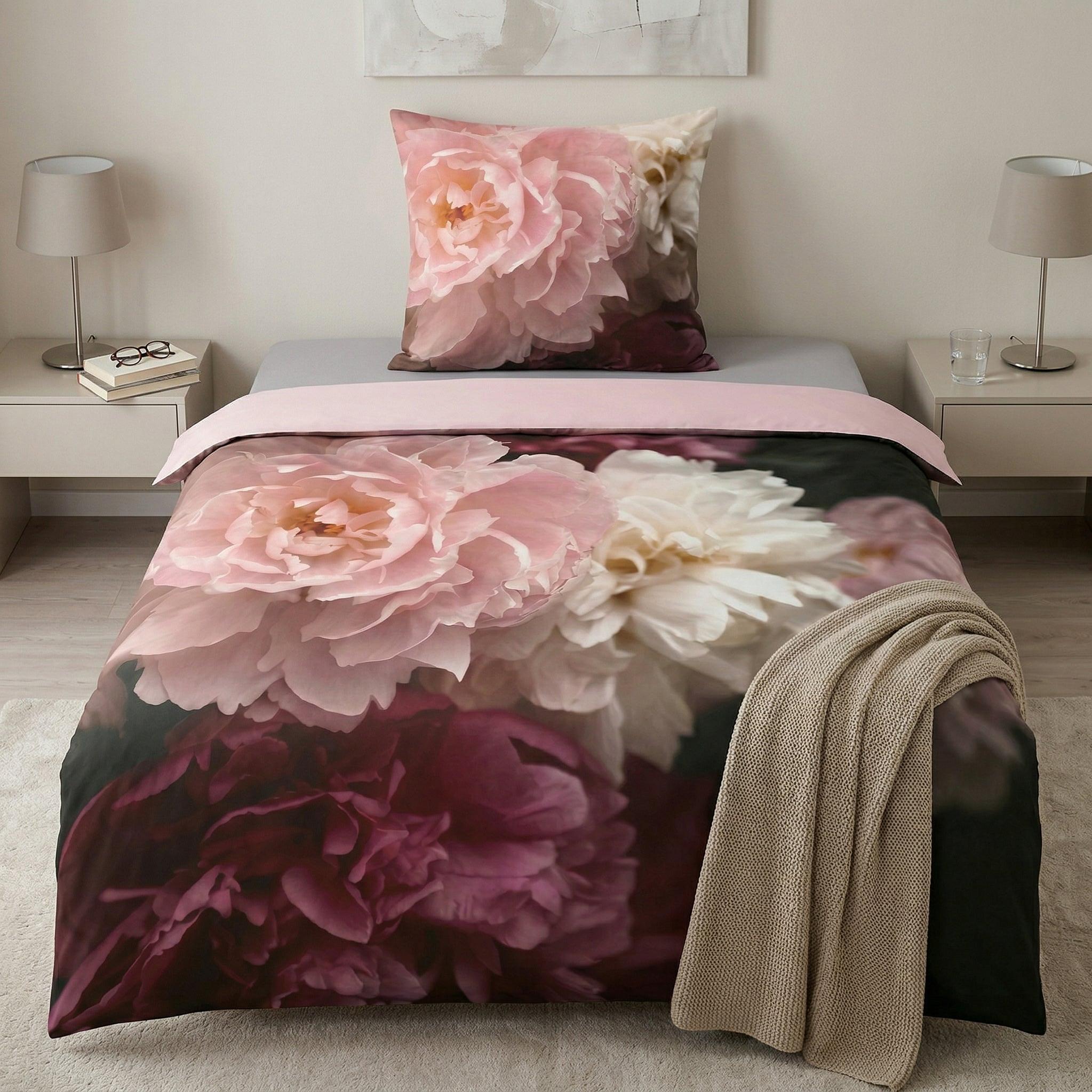 Bettwäsche mit großem Blumenmotiv in Rosa und Dunkelrot.
