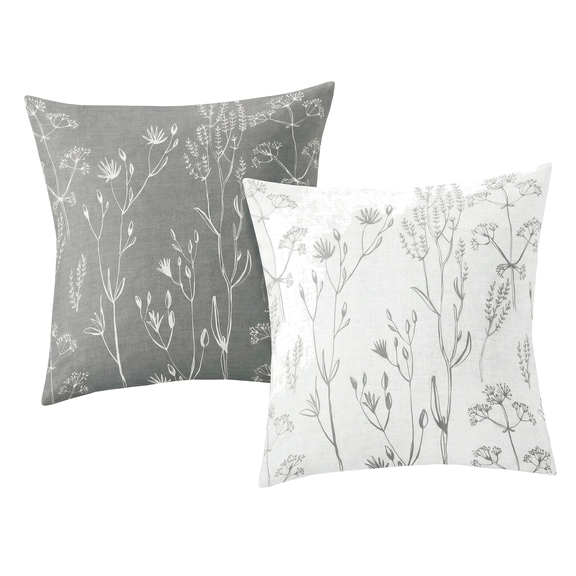 Grauer Kissenbezug mit zartem, floralem Wiesenblumenmuster.