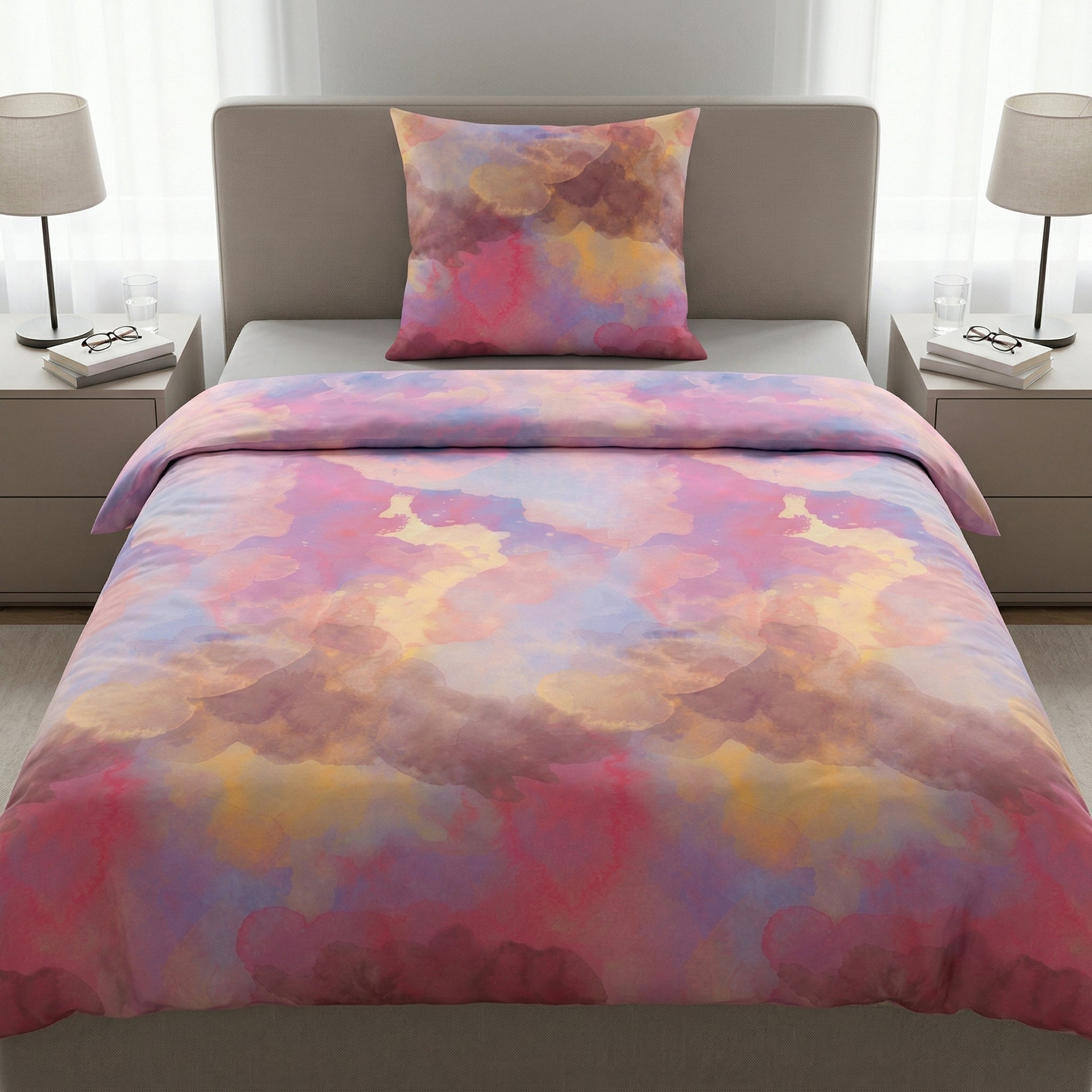 Bettwäsche mit Aquarellmuster in Rosa, Lila und Goldtönen.