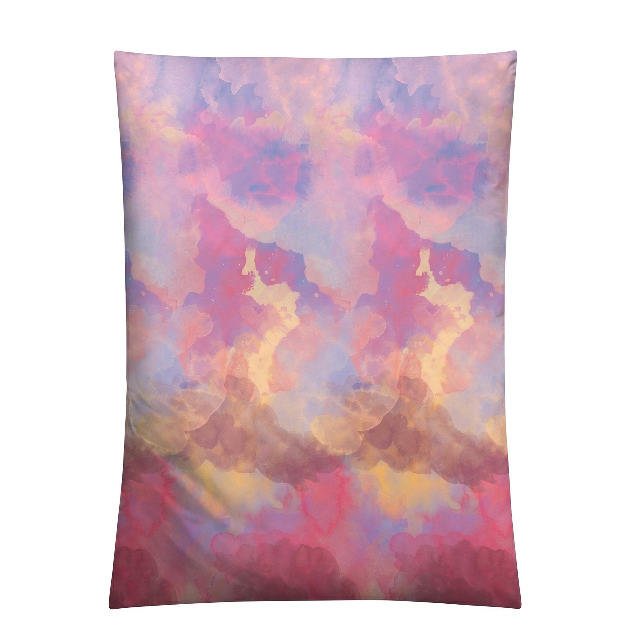 Bettwäsche mit pastelligem Aquarellmuster in Rosa, Lila und Gelb.