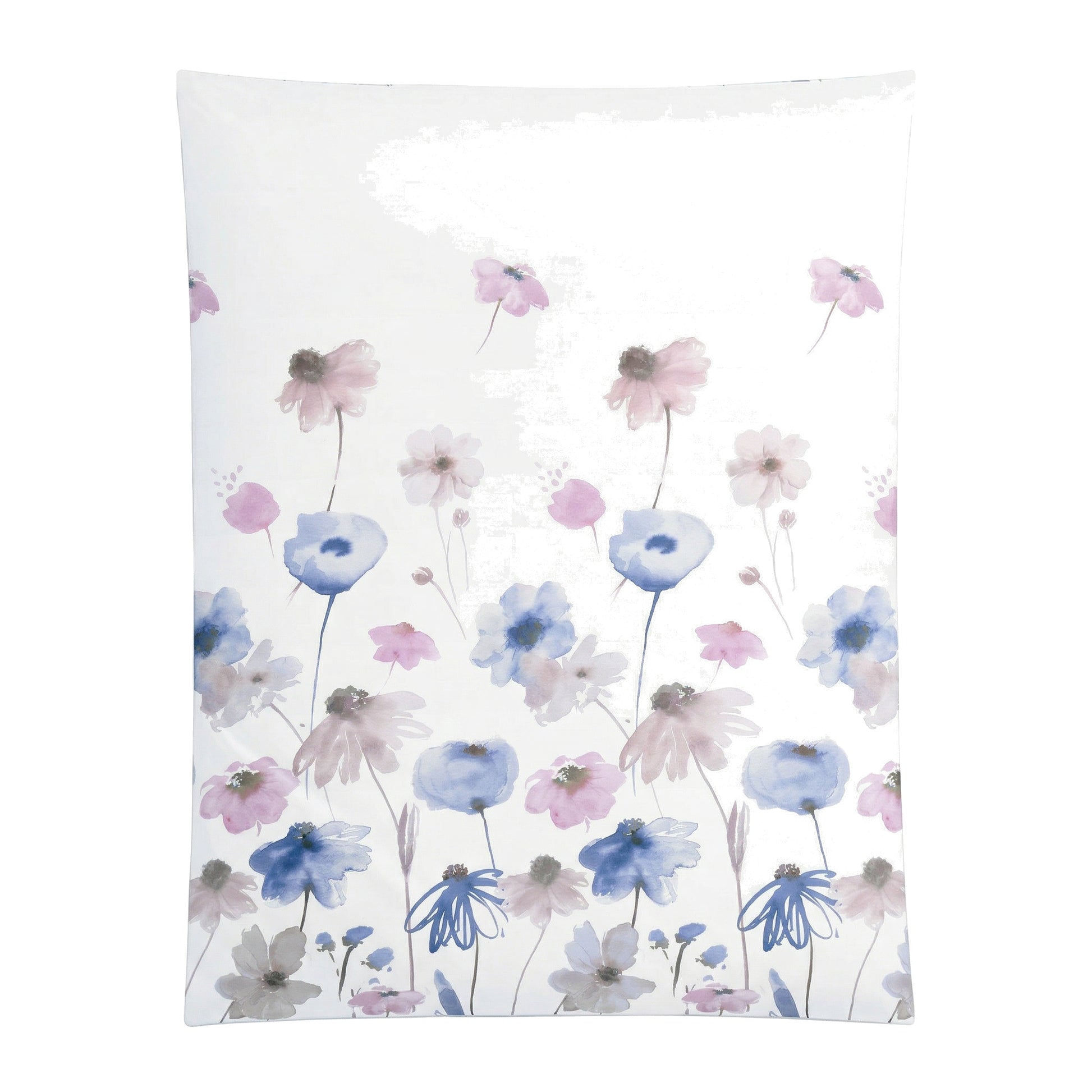 Weiße Bettwäsche mit zartem Blumenmuster in Rosa und Blau.