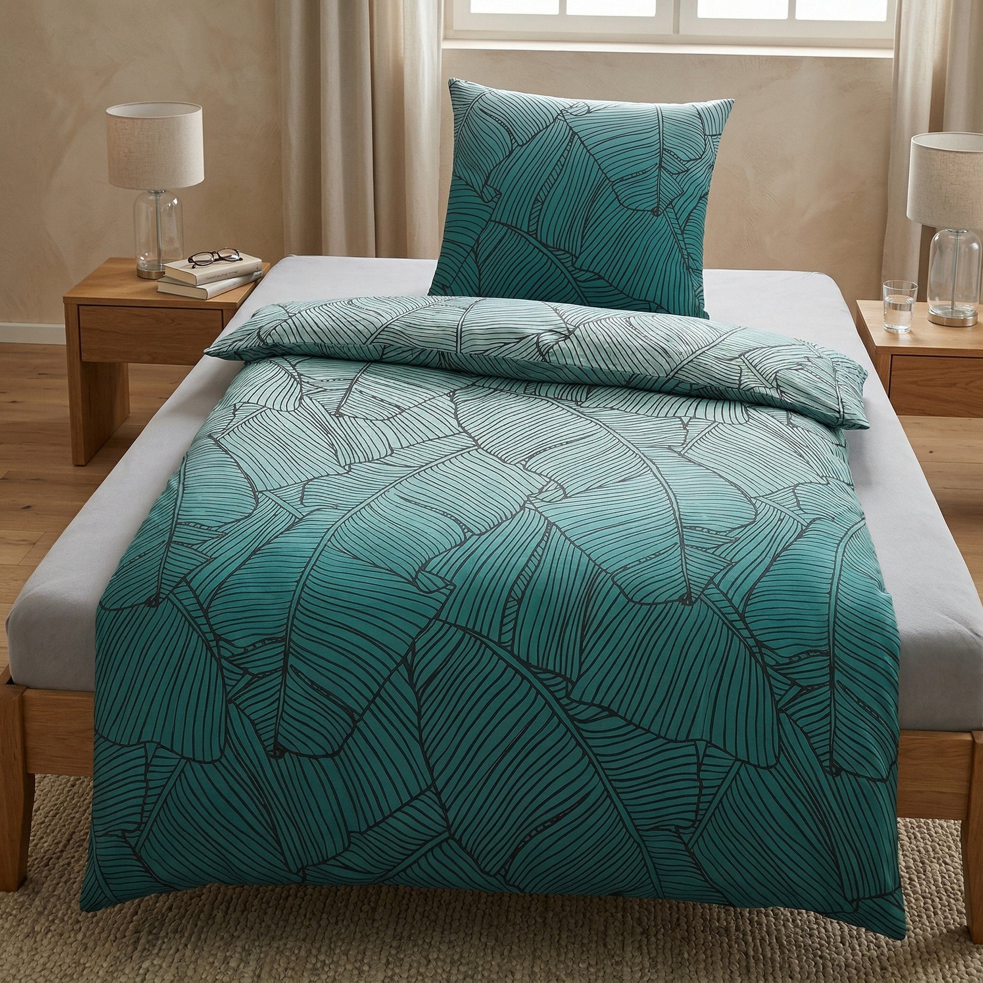 Türkisfarbene Bettwäsche mit Blättermuster auf modernem Bett.