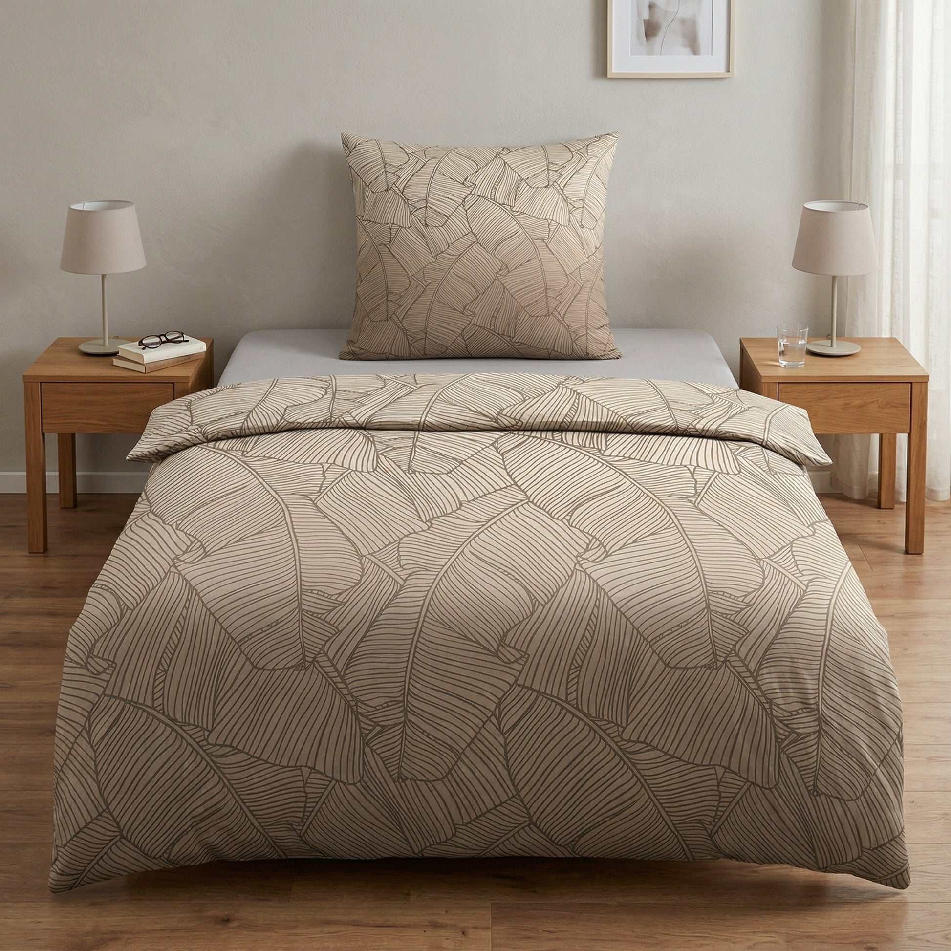 Beige Bettwäsche mit Blattmuster auf modern dekoriertem Bett.
