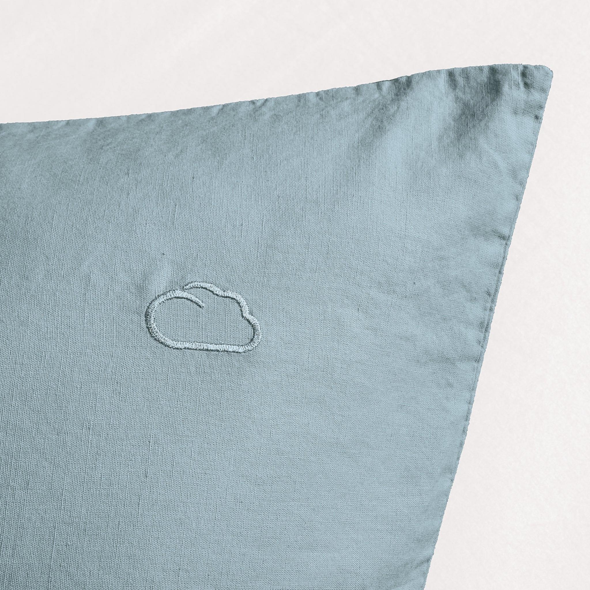 Hellblauer Kissenbezug aus Leinen mit kleiner, dezenter Wolken-Stickerei