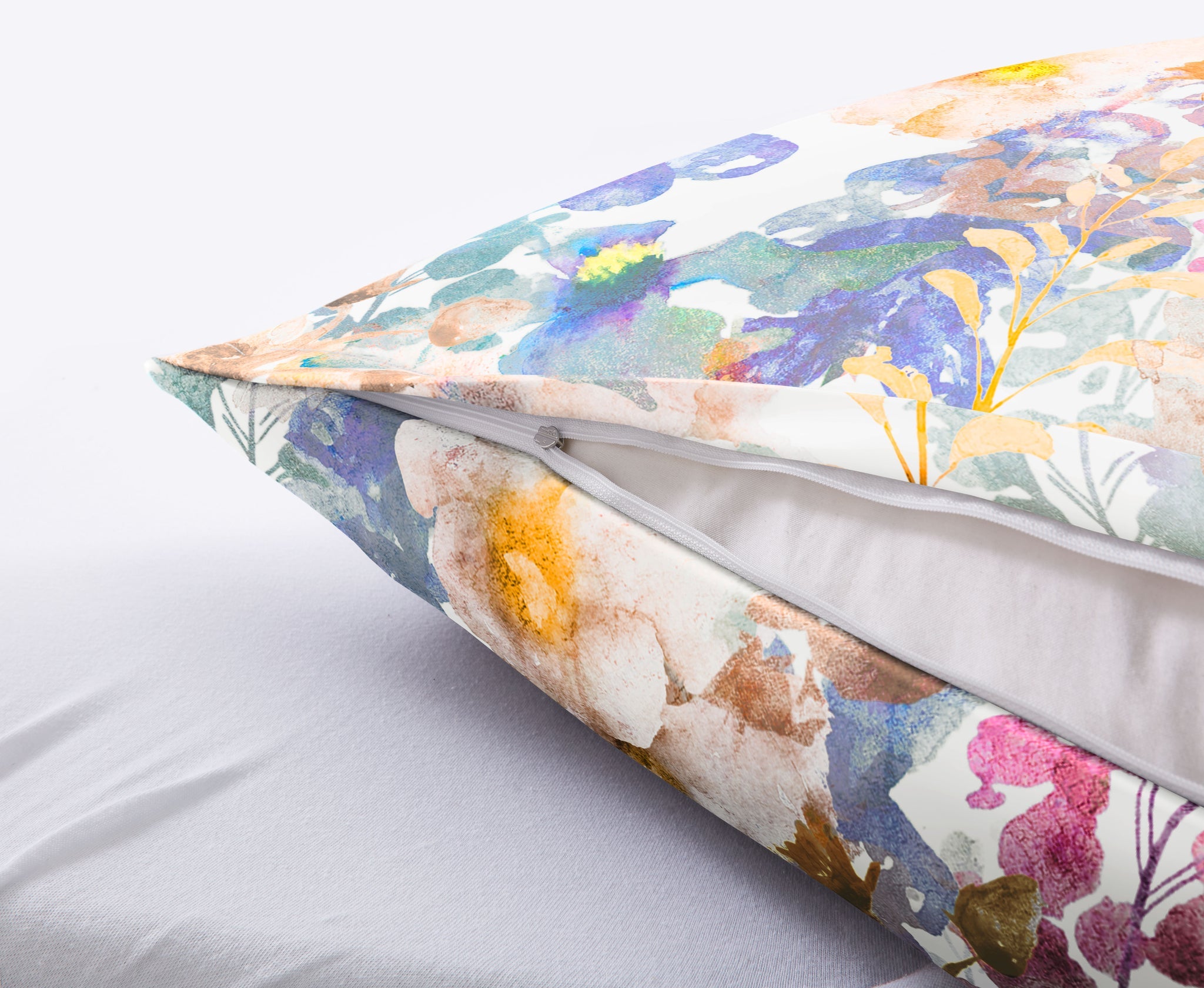 Nahaufnahme Kissenbezug Bettwäsche Satin ALCEA Multicolor 80 x 80 cm mit Reißverschluss auf weißem Bett.