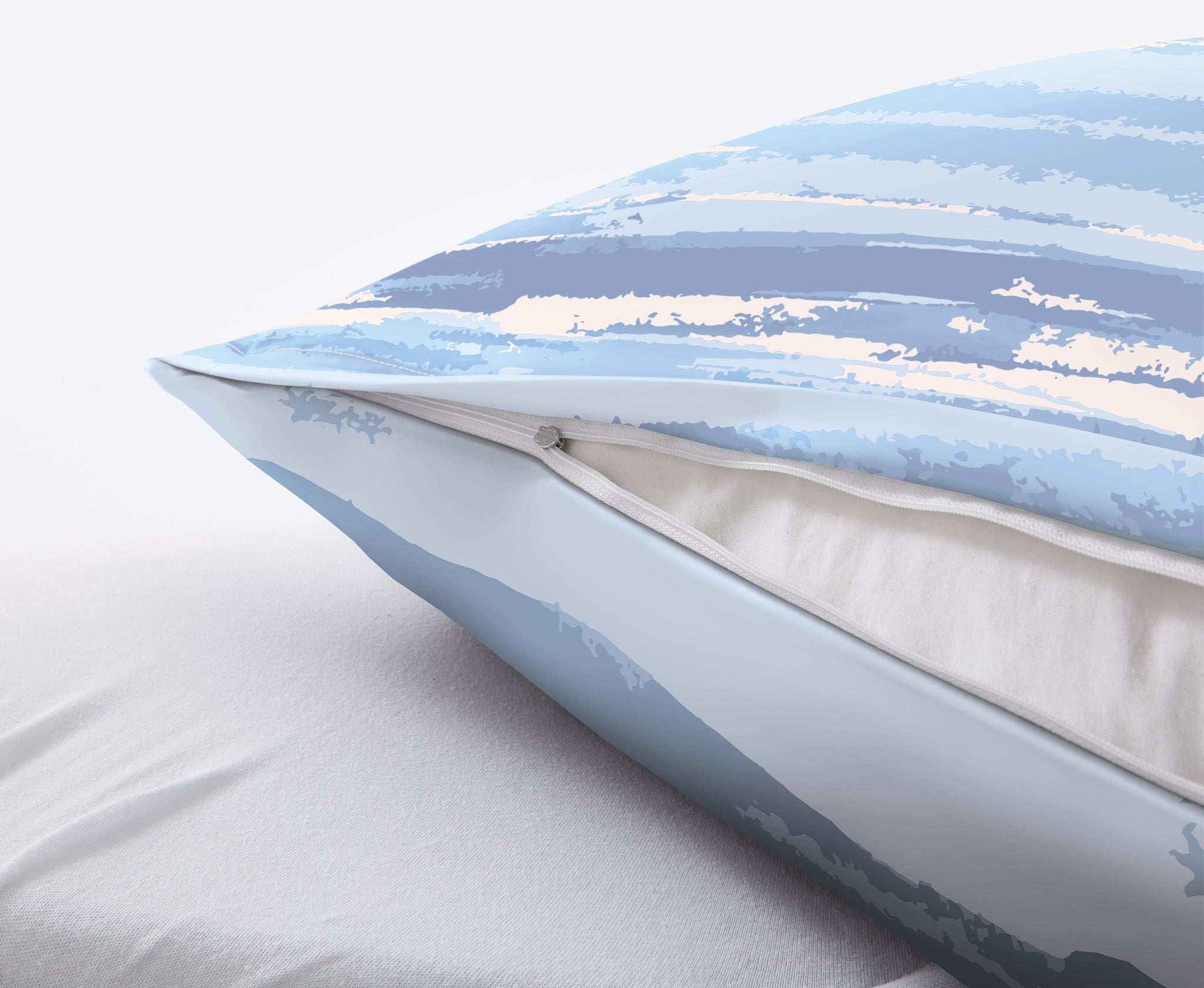 Kissen mit blau gestreiftem Bezug und sichtbarem Reißverschluss