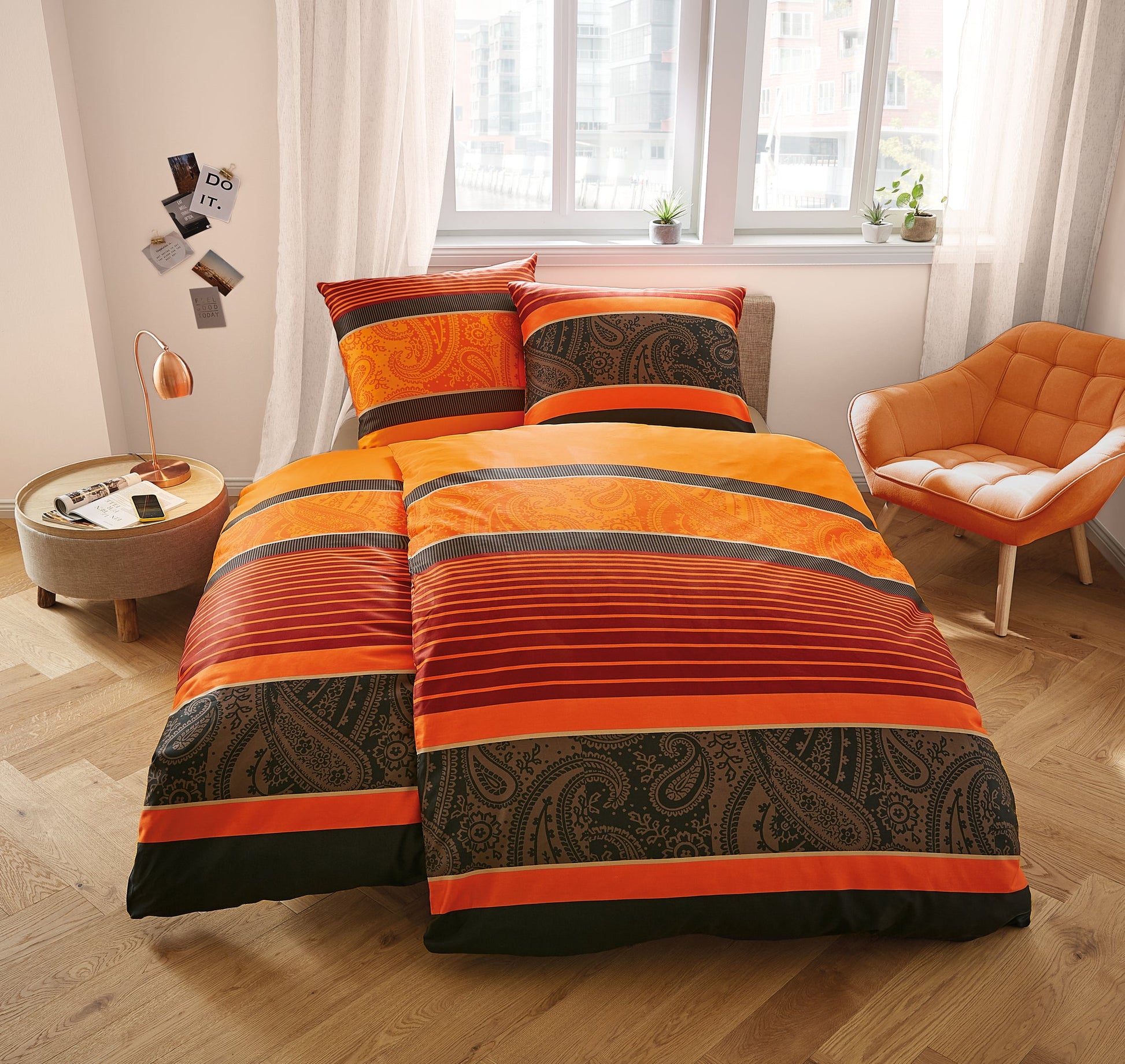 Satin Bettwäsche CAMBRIDGE Chili auf Bett mit Kissen in modernem Schlafzimmer angeordnet.