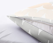 Kissen mit grafisch gemustertem Bezug und geöffnetem Reißverschluss