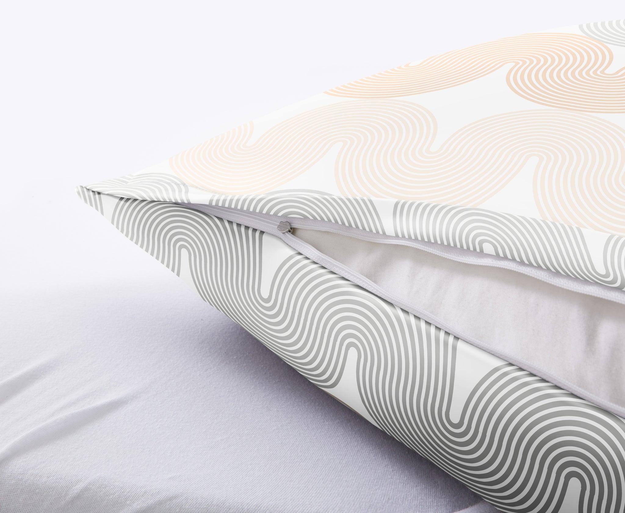 Kissen mit grafisch gemustertem Bezug und geöffnetem Reißverschluss