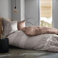 Gemusterte Bettwäsche in Braun und Grau in modernem Schlafzimmer
