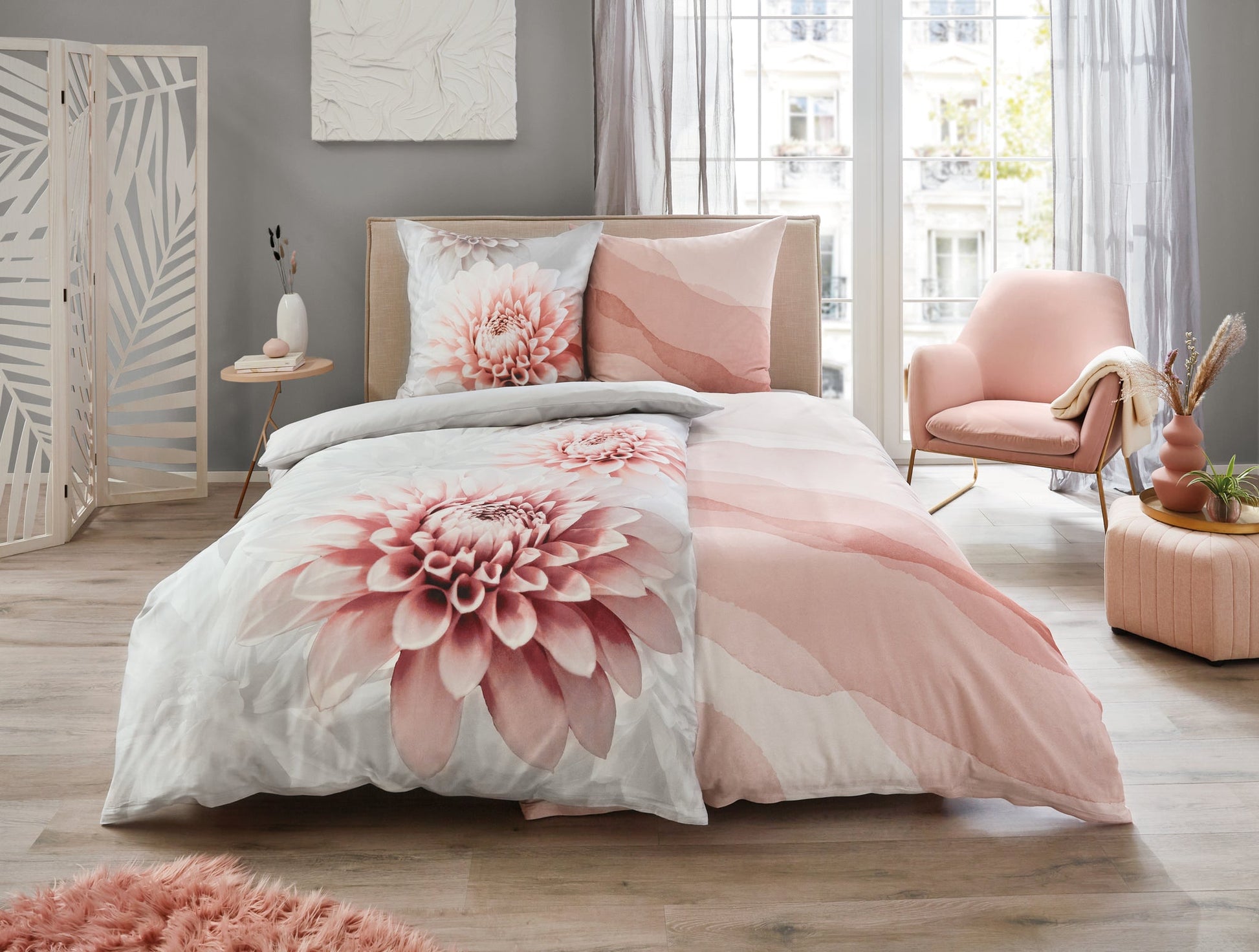 Bettwäsche Satin DALIE Silbergrau 135x200 und 80x80 liegt auf einem Bett in modernem Schlafzimmer.