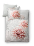 Bettwäsche in Grau mit rosa-weißen Dahlienblüten auf Decke und Kissen