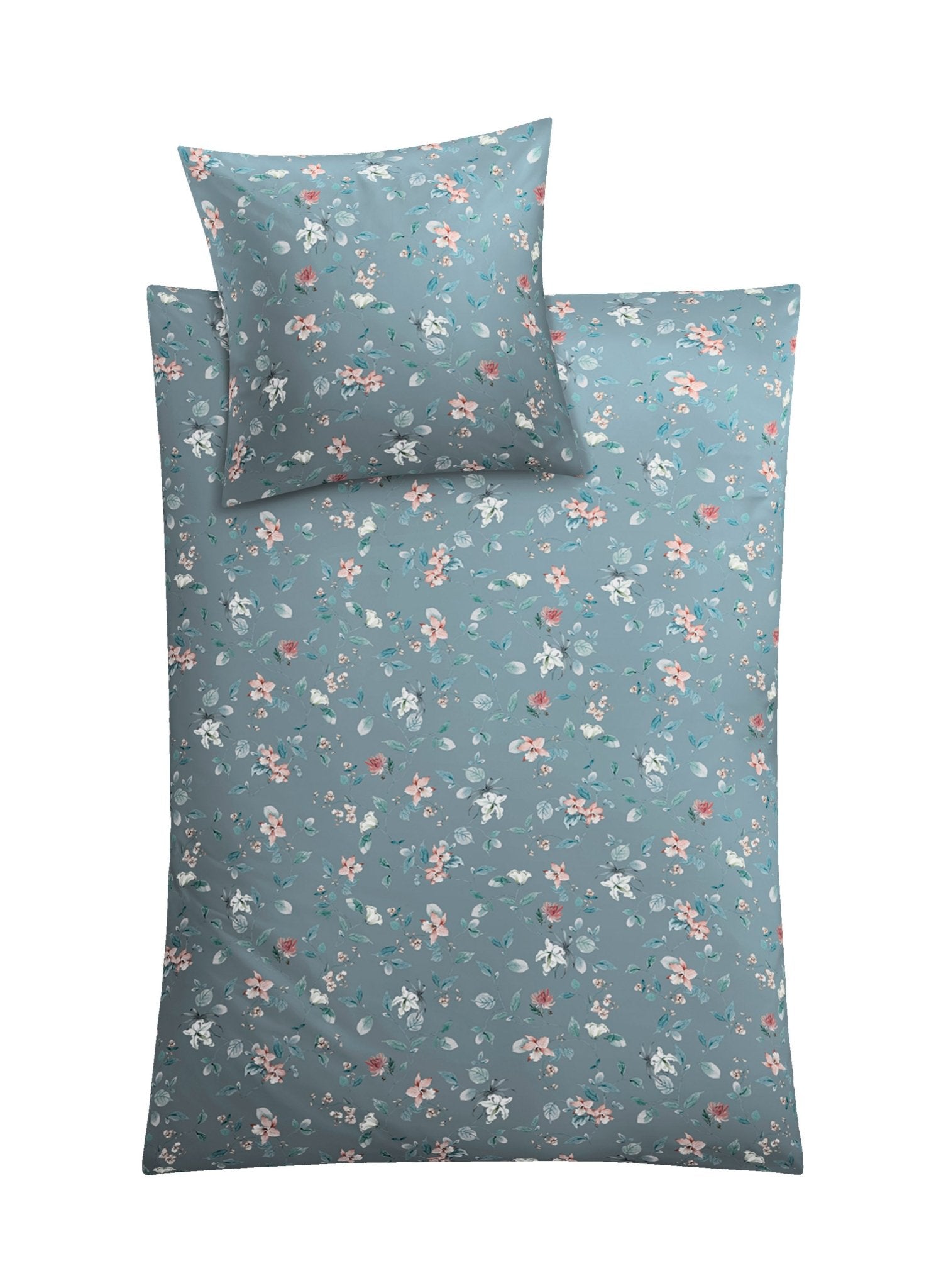 Hellblaue Satin Bettwäsche FLORINA mit Blumenmuster in 155x220 und 80x80 liegt ausgebreitet.