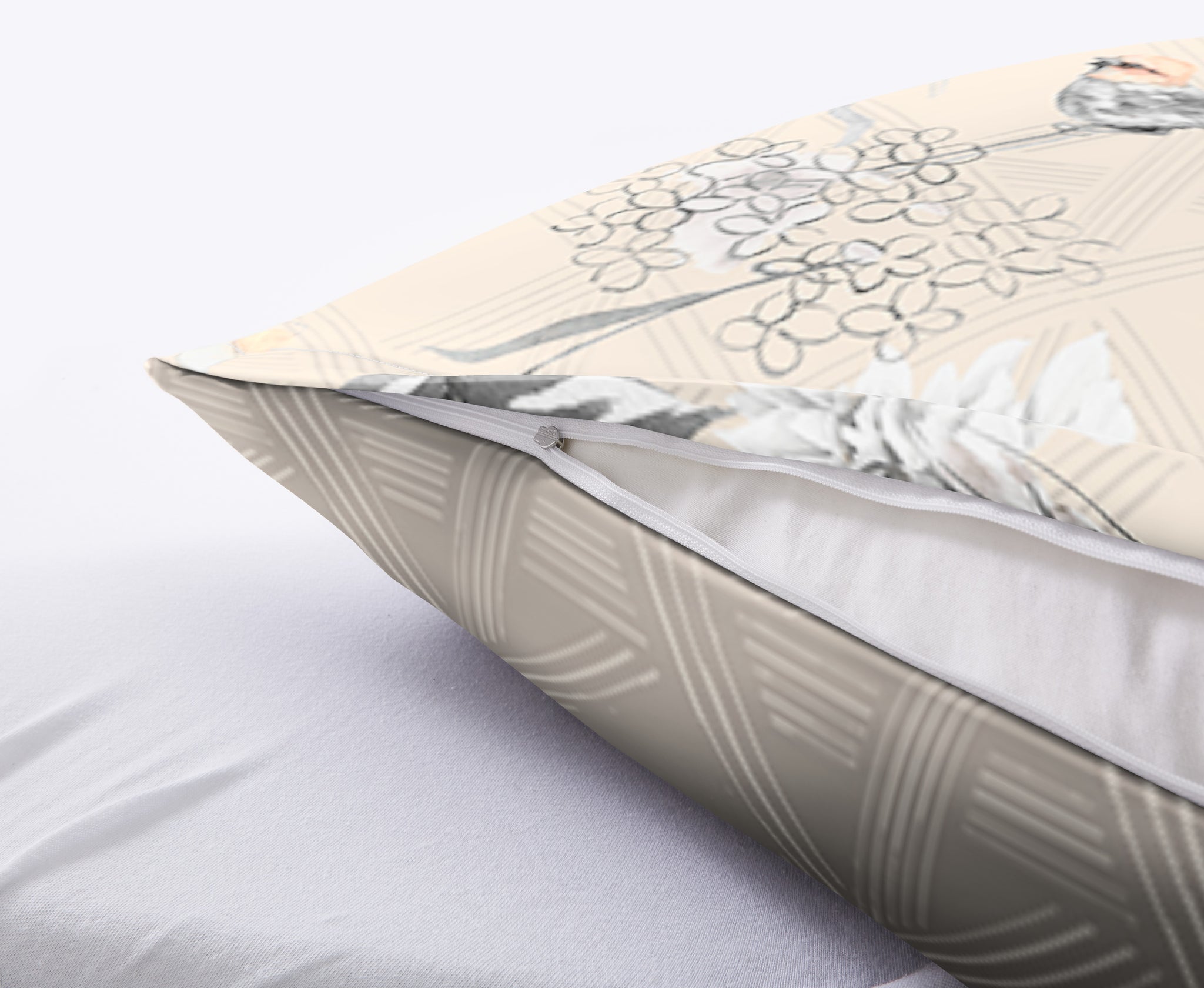 Nahaufnahme Kissenbezug mit floralem Muster und sichtbarem Reißverschluss