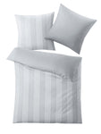 Weiß-graue Bettwäschegarnitur mit feinen, längs verlaufenden Streifen