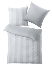 Weiß-graue Bettwäschegarnitur mit feinen, längs verlaufenden Streifen