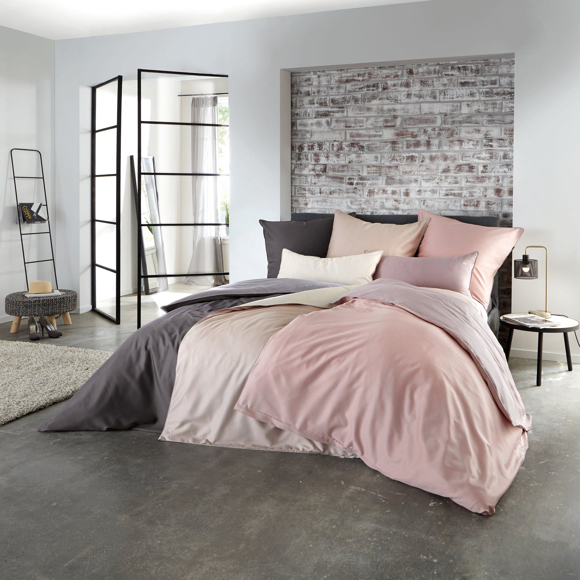 Bett zeigt Satin Bettwäsche LINDA Old Rose 135x200 und 80x80 cm in modernem Schlafzimmer.