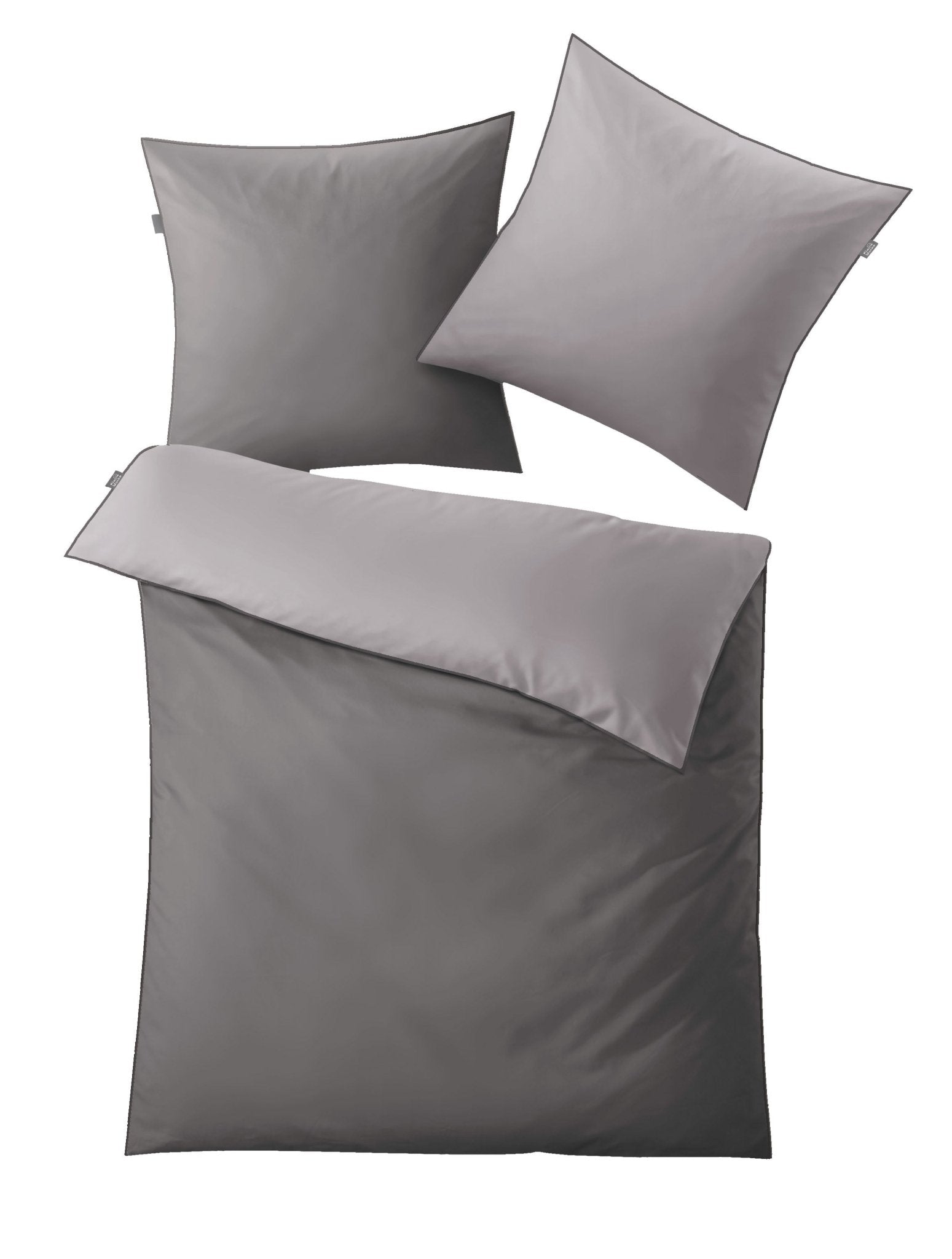 Satin Bettwäsche LINDA in Silbergrau zeigt Deckenbezug 155x220 cm und zwei Kissen 80x80 cm.