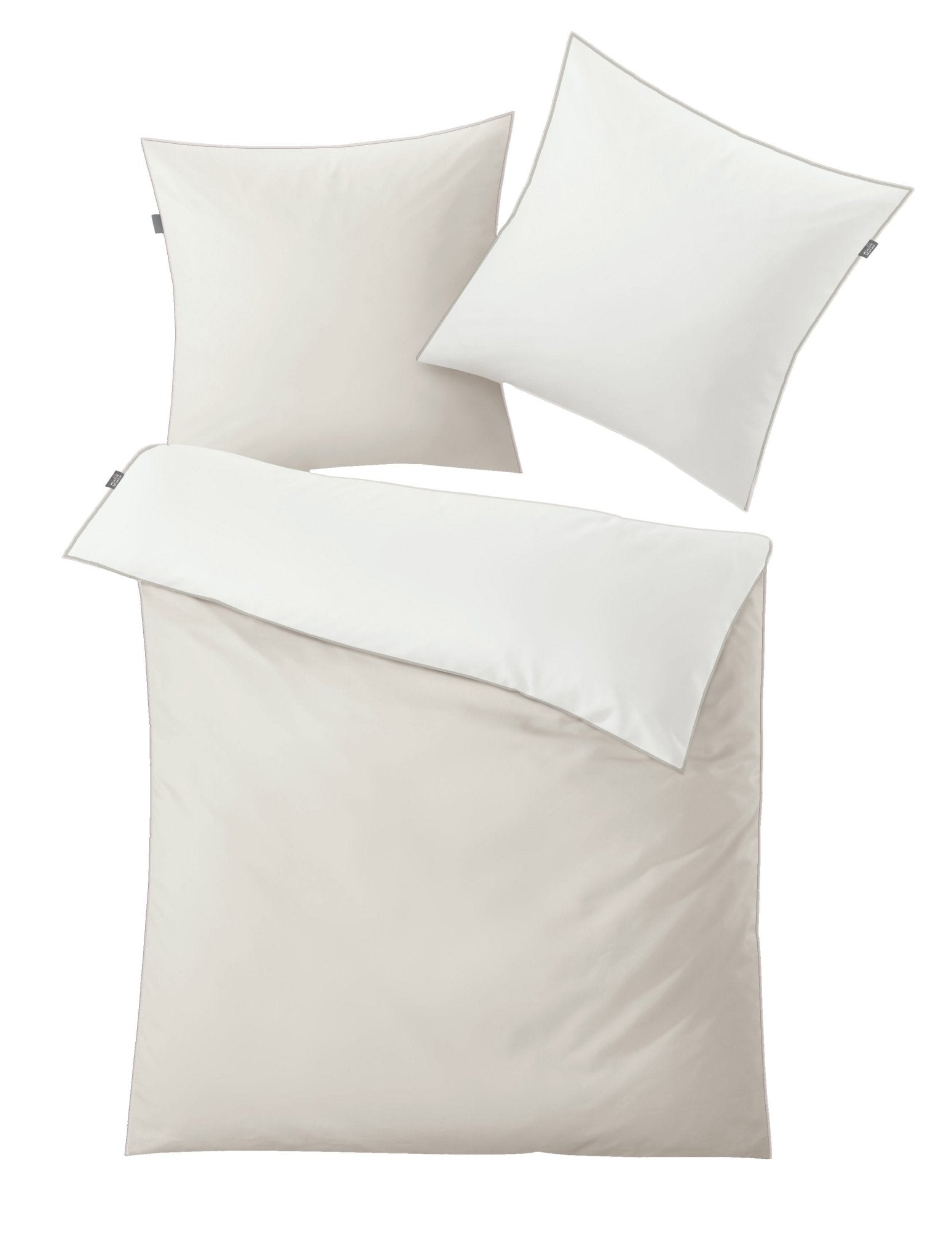 Bettwäsche Satin LINDA Weiß mit Deckenbezug und zwei Kissenbezügen in 135x200 und 80x80 cm ist abgebildet.