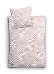 Bettwäsche Satin MACRA in Pastellrose mit grafischem Muster in 135x200 und 80x80 cm ist abgebildet.