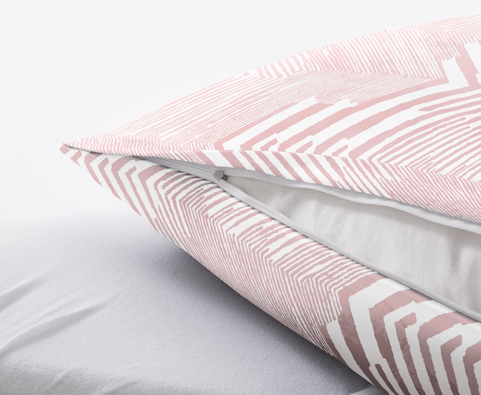 Bettwäsche Satin MACRA Pastellrose zeigt Kopfkissenbezug mit Reißverschluss auf weißem Bettlaken.