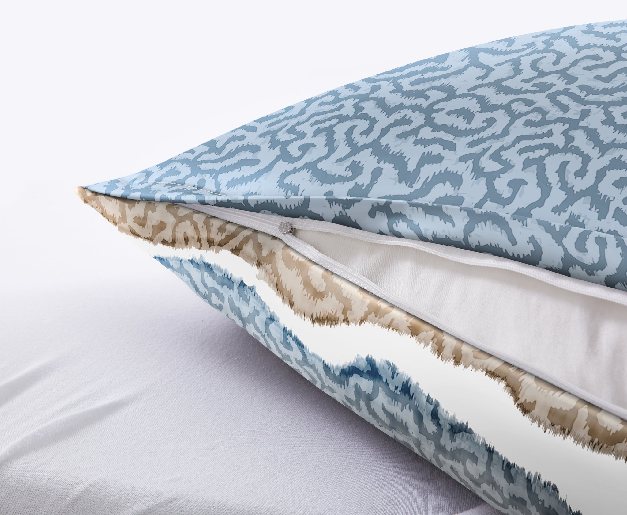 Nahaufnahme des Kopfkissens der Bettwäsche Satin MAREA Mare mit blauem und beigem Muster.