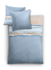 Bettwäsche Satin MAREA Mare 135x200 und 80x80 mit blauem Wellenmuster auf Decke und Kissen.