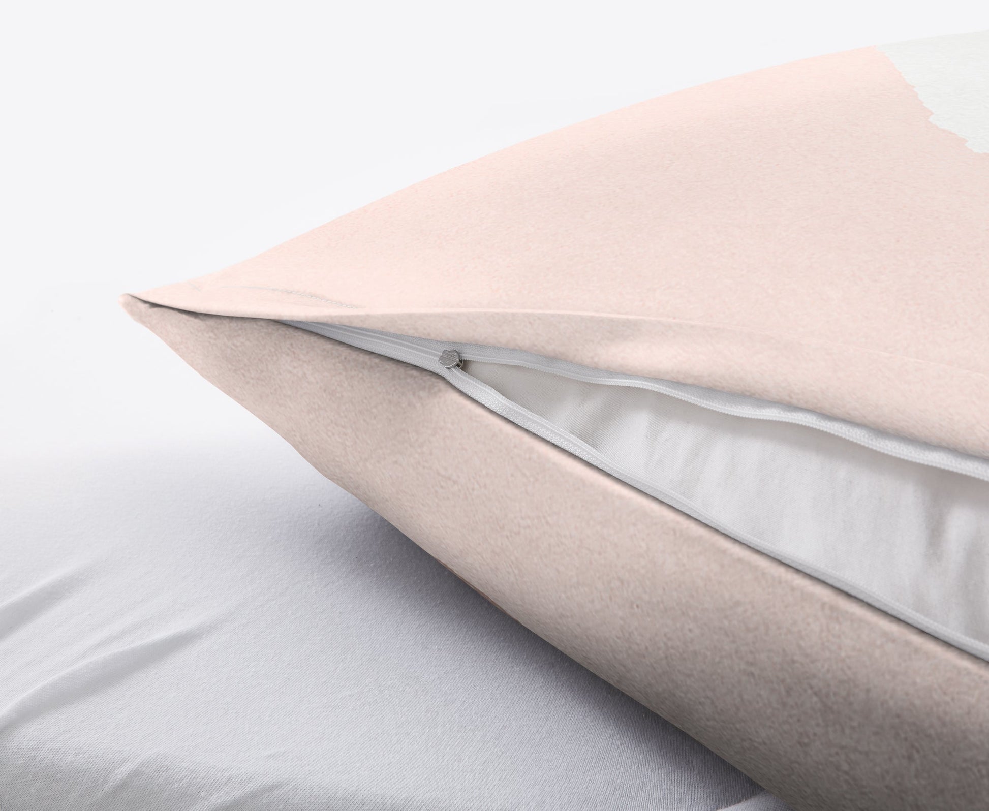 Nahaufnahme des Kopfkissens der Bettwäsche Satin NESRIN Old Rose mit Reißverschluss auf weißer Unterlage.