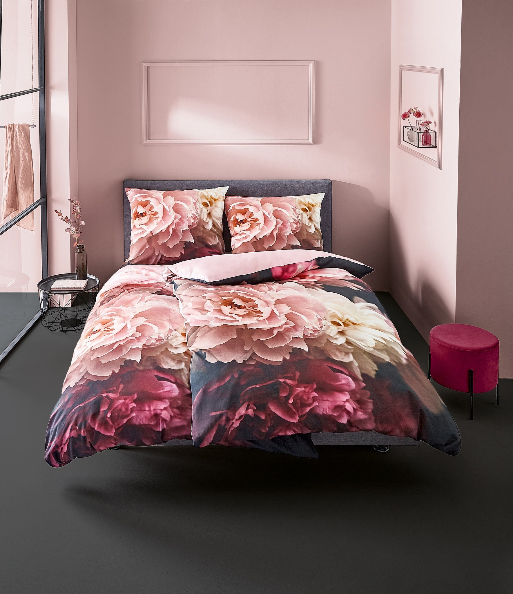 Bett mit Bettwäsche Satin ROSEMARIE Bordeaux mit großem Blütenmuster in modernem Schlafzimmer.