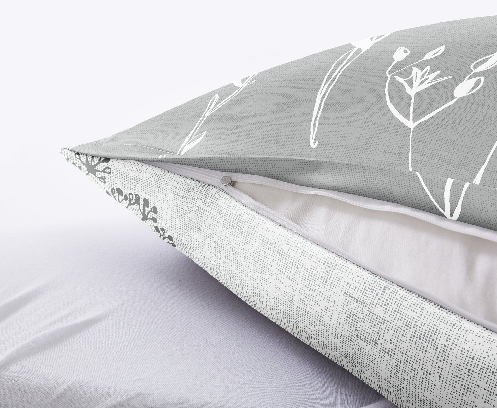 Detailansicht der Bettwäsche Satin SAVANNAH Grau mit Kissenbezug und sichtbarem Reißverschluss auf Bettlaken.