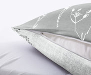 Nahaufnahme eines Kopfkissenbezugs mit Reißverschluss und Blumenmuster