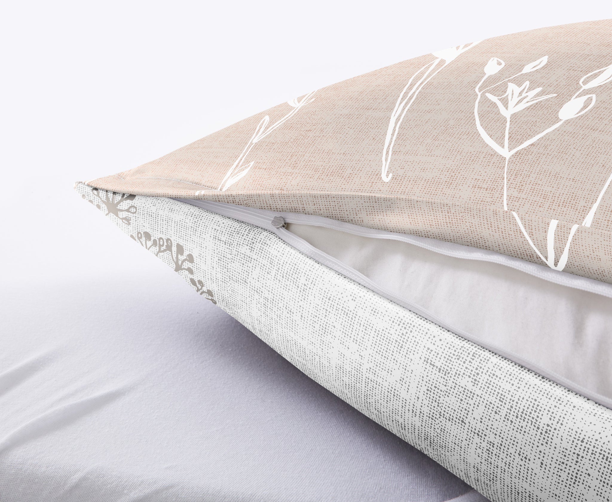Detail der Bettwäsche Satin SAVANNAH Taupe mit geöffneter Kissenhülle und sichtbarem Reißverschluss.