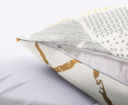 Nahaufnahme eines Kissens mit gemusterter, geöffneten Bezugshülle