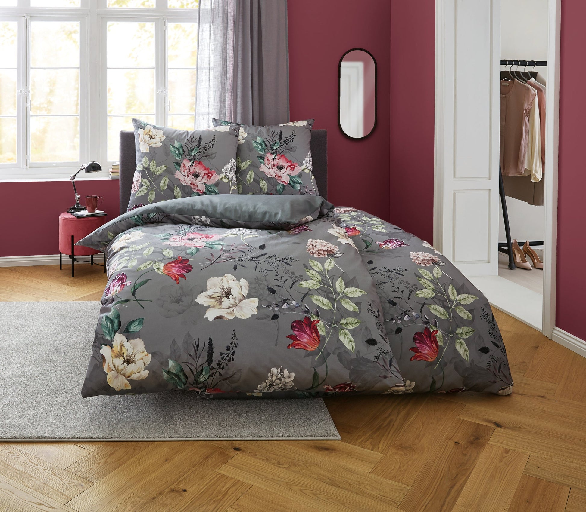 Graue Satin-Bettwäsche VINCENZA Basalt mit Blumenmotiv auf Doppelbett in modernem Schlafzimmer.