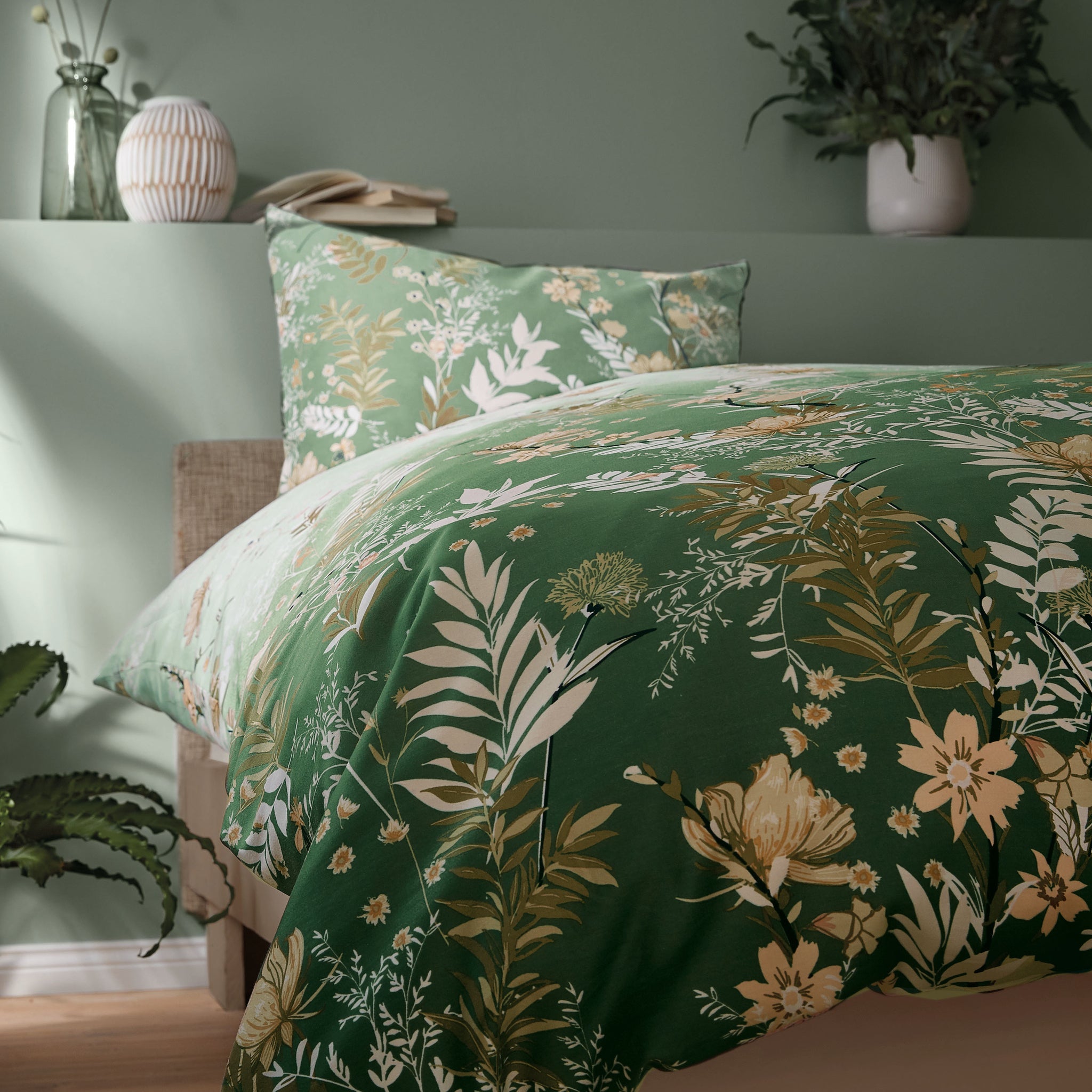 Grüne Bettwäsche mit floralen Mustern in modernem Schlafzimmer eingerichtet