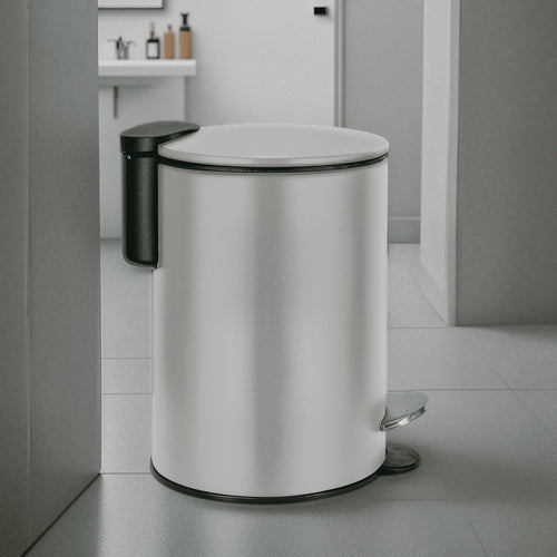 Kleine Wolke Bubble Kosmetikeimer als runder weißer Treteimer im modernen Badezimmer.