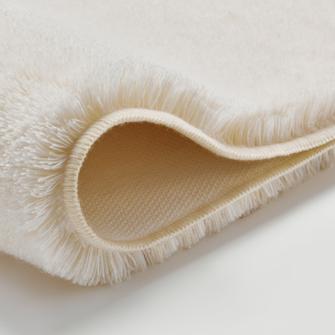 Sandbeiger Kleine Wolke Creatico Badteppich Relax 226 zeigt weiche, dichte Fasern im Detail.