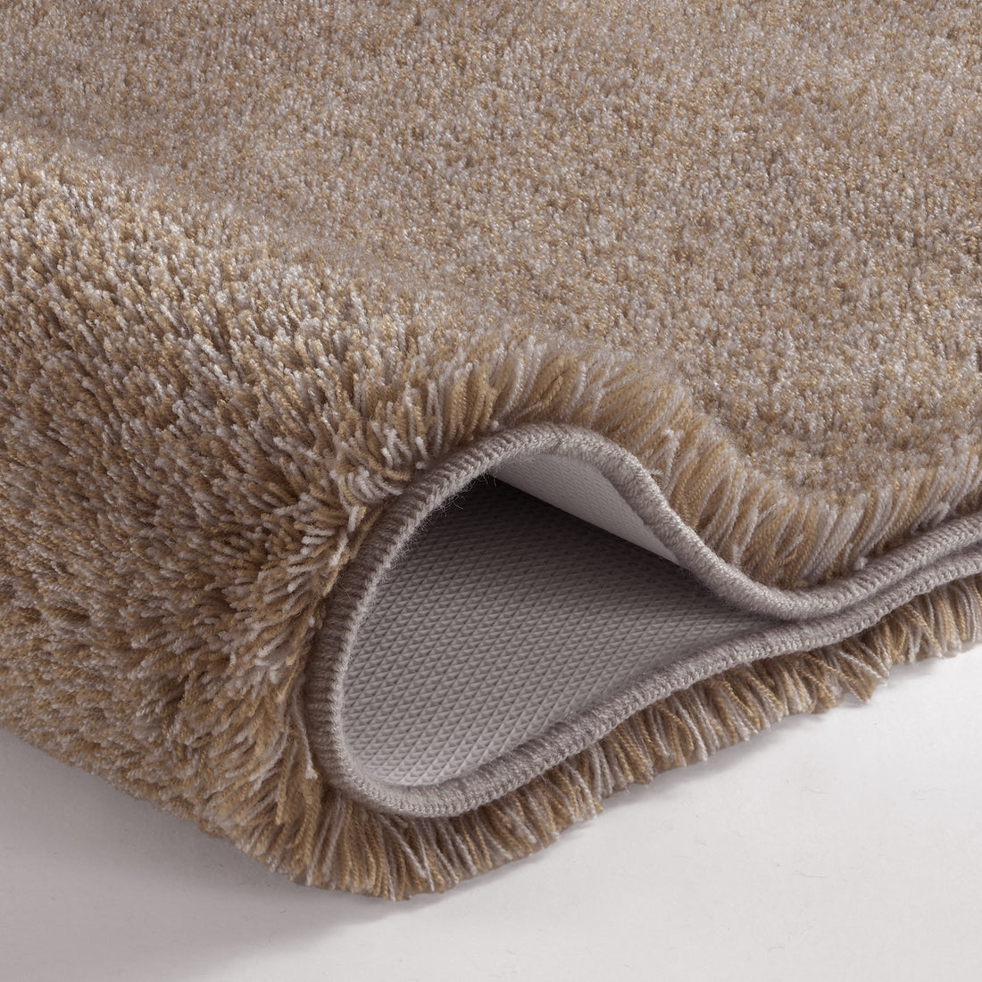 Nahaufnahme des taupefarbenen Kleine Wolke Creatico Badteppich Relax mit sichtbarer rutschfester Rückseite.