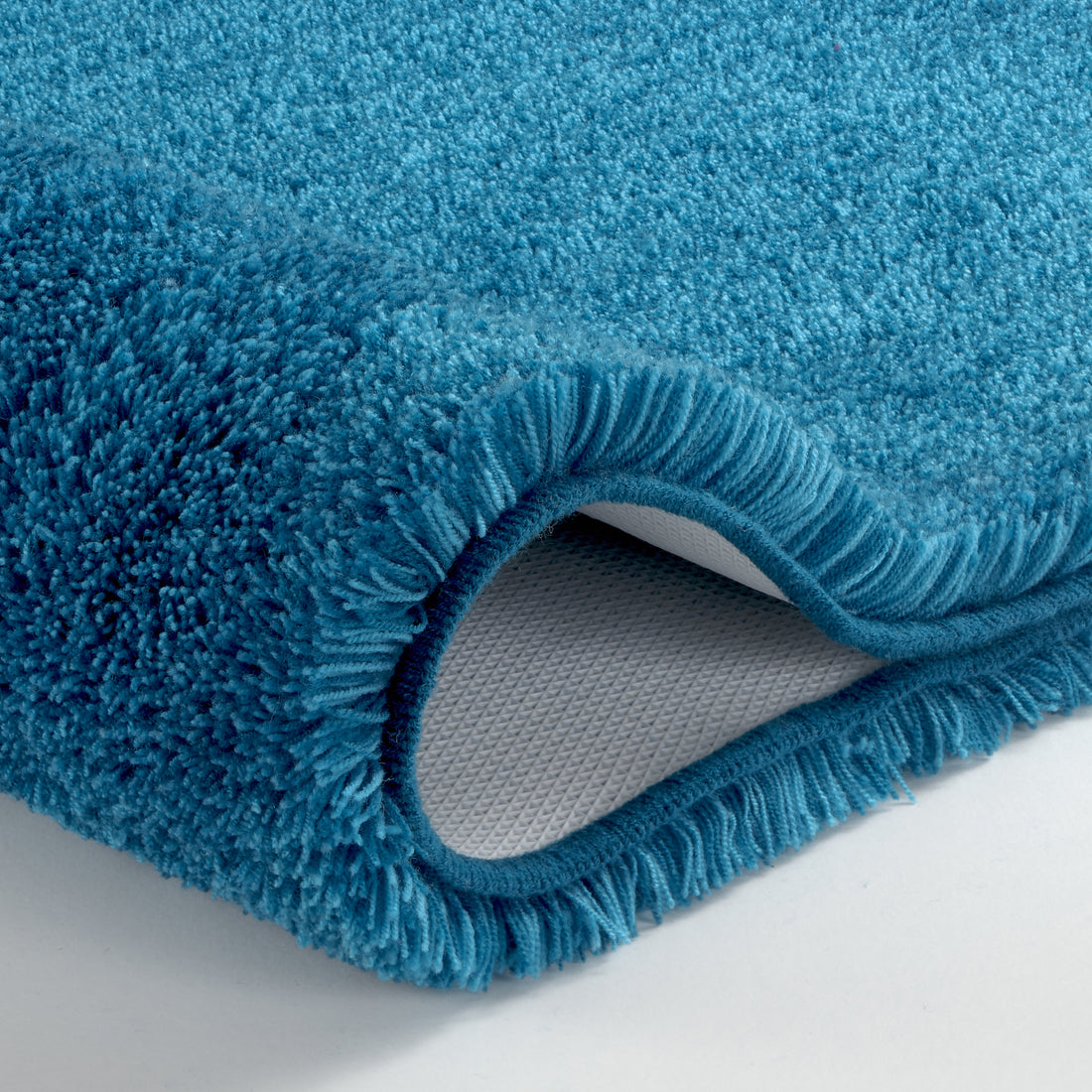 Kleine Wolke Creatico Badteppich Relax in Pazifikblau zeigt weiche Hochflor-Oberfläche und rutschfeste Unterseite.