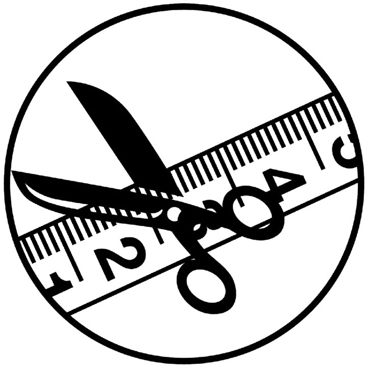 Eine Schere schneidet neben einem Maßband für Badteppich im Wunschmaß.