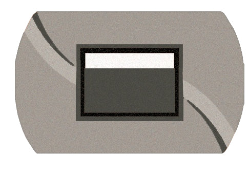 Grauer Badteppich mit abgerundeten Ecken, zentralem Rechteckmuster und geschwungenen Streifen.