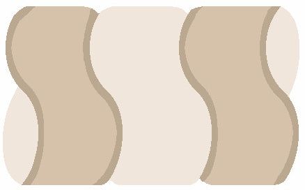 Rechteckiger Badteppich mit geschwungenem Wellenmuster in Beige- und Cremetönen.