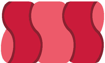 Kleine Wolke Badteppich Arcata mit roten und rosafarbenen Wellenstreifen liegt rechteckig aus.