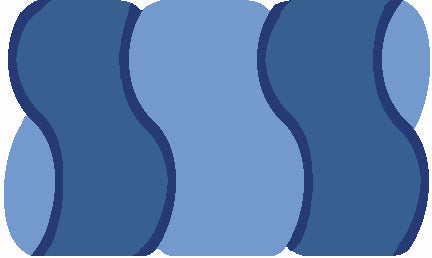 Kleine Wolke Creativo Badteppich Arcata in Blau zeigt geschwungenes Wellenmuster.