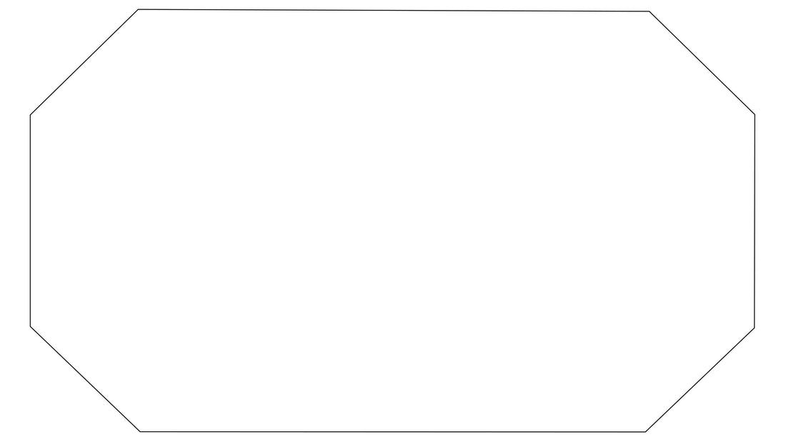 Achteckiger weißer Badteppich liegt flach auf hellem Untergrund.