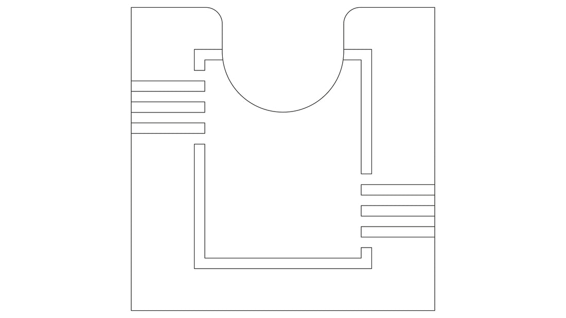 Rechteckiger Badteppich mit U-Ausschnitt und drei Querstreifen auf einer Seite liegt auf dem Boden.